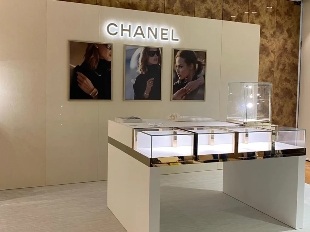 Espacio exento con mostrador y paneles dorados en la boutique de Chanel en Lisboa