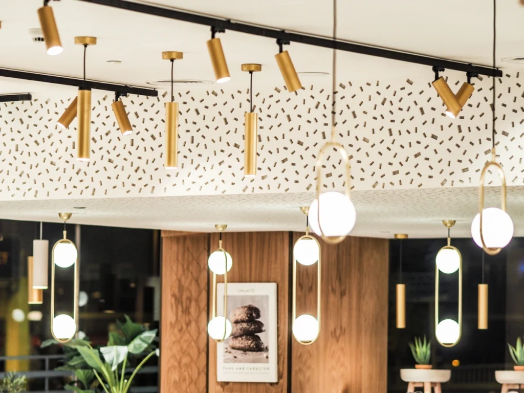 Detalle de iluminación en latón y techo decorativo en Crustó, El Corte Inglés Diagonal