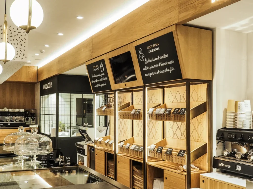 Mostrador de madera con expositores de pan y cristalería en Crustó, El Corte Inglés Diagonal